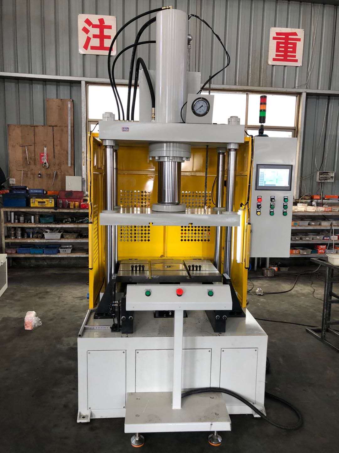 四柱數(shù)控液壓機